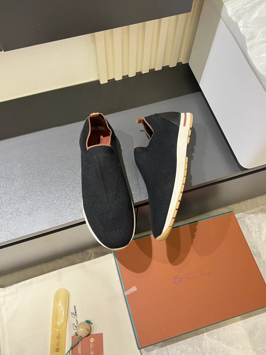 Men's Men's Shoes 💰p380 Loro Men's Shoes 💰piana/Noyo Piana 360 L Men's Shoes 💰p Flexy Walk Men's Sports Shoes These sports shoes are made of knitted wool uppers, and the heel is wrapped in smooth calf leather. Merino sheep are selected from Australia and New Zealand. The upper is machine-woven like a sweater, and then equipped with a white rubber outsole and a Kummel-colored sole. It is both beautiful and non-slip. The fabric is 100% cashmere and the insole is calf leather. It is super comfortable on the feet! Comes with full original packaging! Multiple colors available! Size: 38-44 (45 customized)